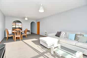 2/11 Dumfries Drive, Hei Hei