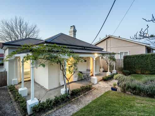 10 Beach Road, Northcote Point