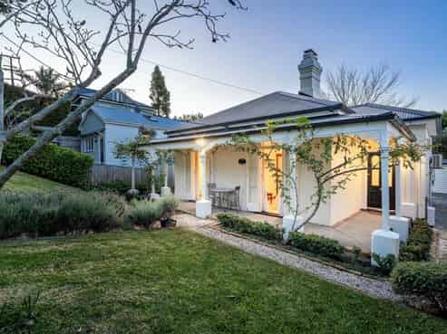 10 Beach Road, Northcote Point