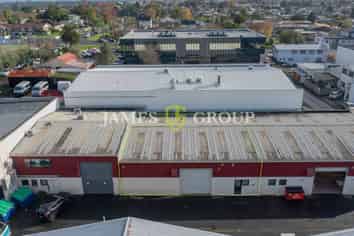Tidy Warehouse in the heart of Papakura