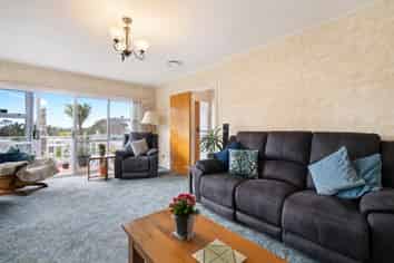 13 De Thiery Place, Pakuranga Heights