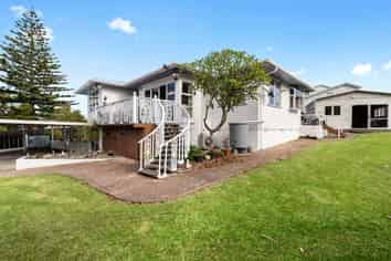 13 De Thiery Place, Pakuranga Heights