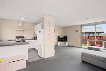 2/3 Greenpark Way, Greerton