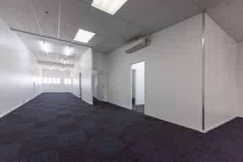 Bite sized Showroom or retail – for lease