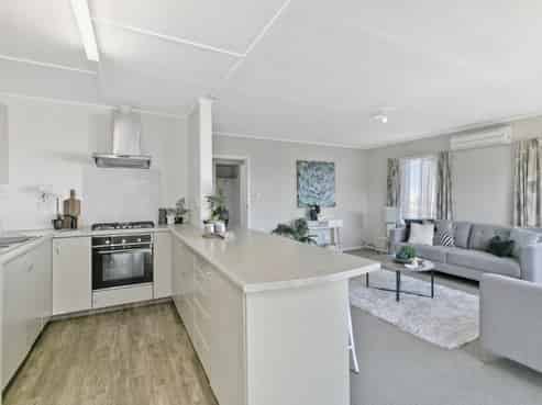 18b Maple Grove, Maungaraki