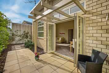 2/43 Main Road, Redcliffs