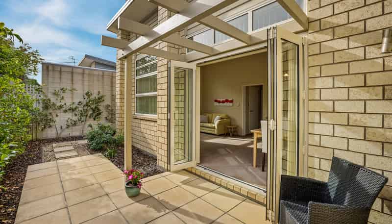 2/43 Main Road, Redcliffs