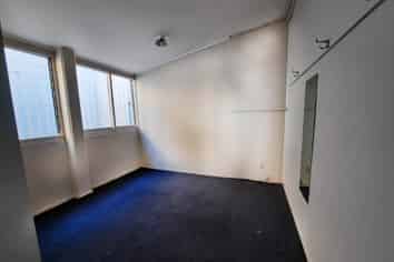 VERY LARGE AFFORDABLE OFFICE/STUDIO