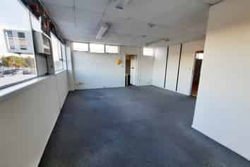 VERY LARGE AFFORDABLE OFFICE/STUDIO