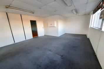 VERY LARGE AFFORDABLE OFFICE/STUDIO