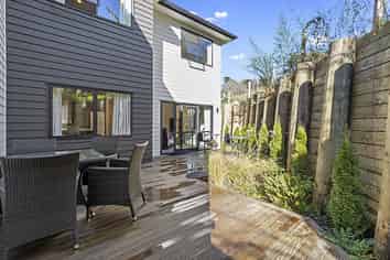 2/20 Hunter Street, Hamilton Lake