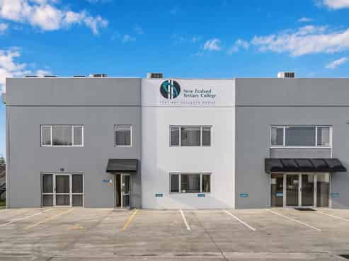 Tidy & Versatile Office With Carparking