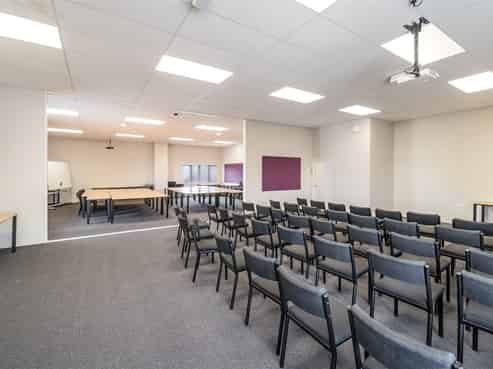 Tidy & Versatile Office With Carparking