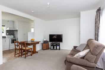 51A Exeter Crescent, Pirimai