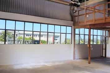 Standalone Showroom/Warehouse in Kingsland