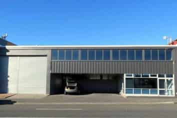 Standalone Showroom/Warehouse in Kingsland