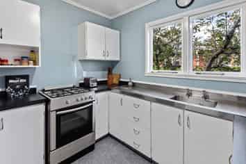 10 Bernard Street, Avenues