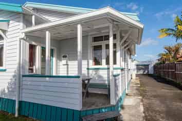 10 Bernard Street, Avenues