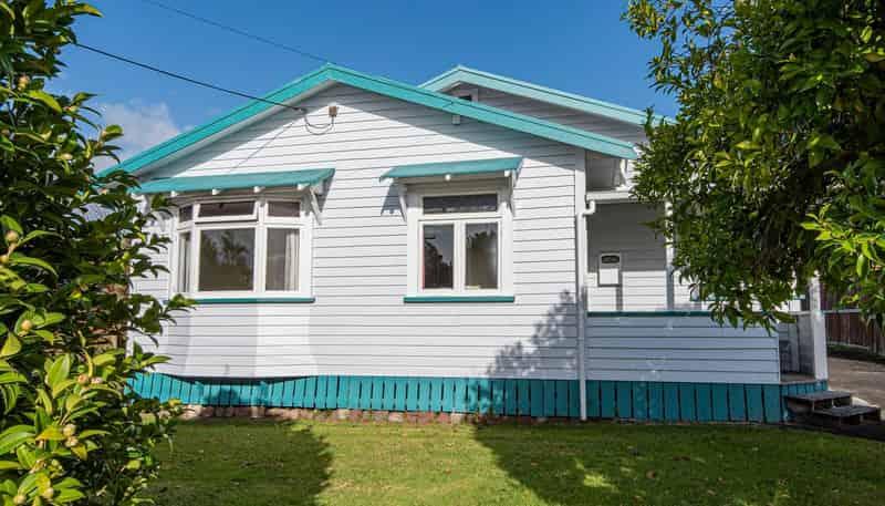 10 Bernard Street, Avenues