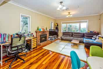 60 Sylvan Crescent, Te Atatu South