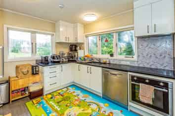 60 Sylvan Crescent, Te Atatu South