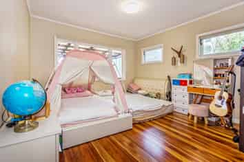 60 Sylvan Crescent, Te Atatu South