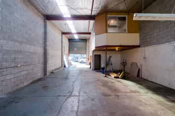 Functional Industrial with small yard | 204.9m²