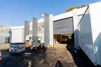 Functional Industrial with small yard | 204.9m²