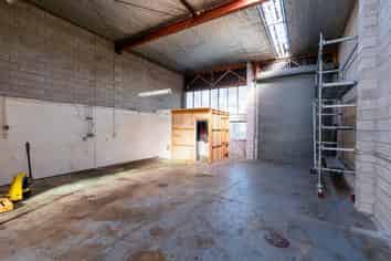 Functional Industrial with small yard | 204.9m²