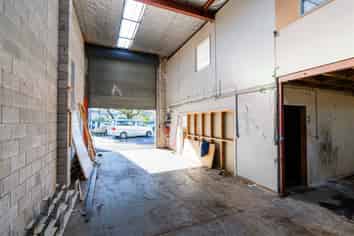 Functional Industrial with small yard | 204.9m²