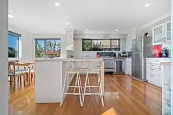 11 St Ives Grove, Whalers Gate