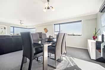 11 St Ives Grove, Whalers Gate