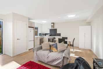 2/120 Stanmore Road, Linwood