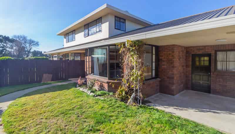 33 Walbrook Crescent, 