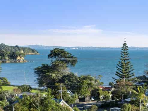 13 Alison Road, Surfdale