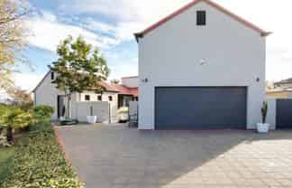 10 Woodford Heights, 