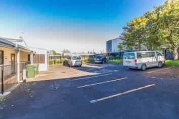 150M2 OFFICE ON ROULSTON