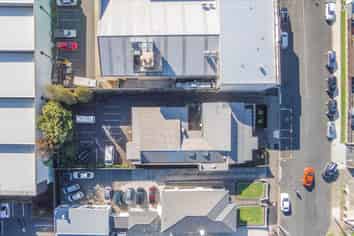 150M2 OFFICE ON ROULSTON