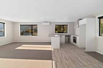 6 Lakefield Close, Kingston