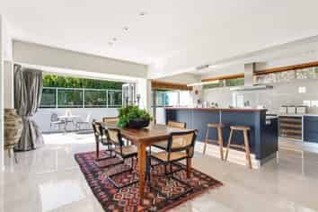 2 Serenata Lane, Redcliffs