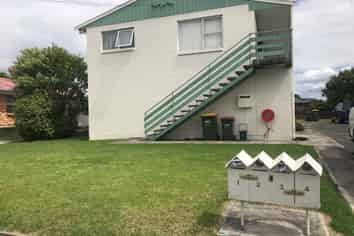 1/4 June Place, Hamilton East