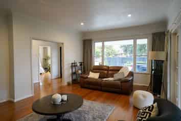 324 College Street, West End