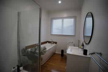 324 College Street, West End