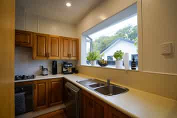 324 College Street, West End