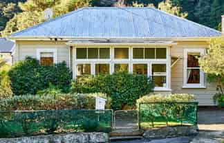17 Moana Road, Days Bay, 