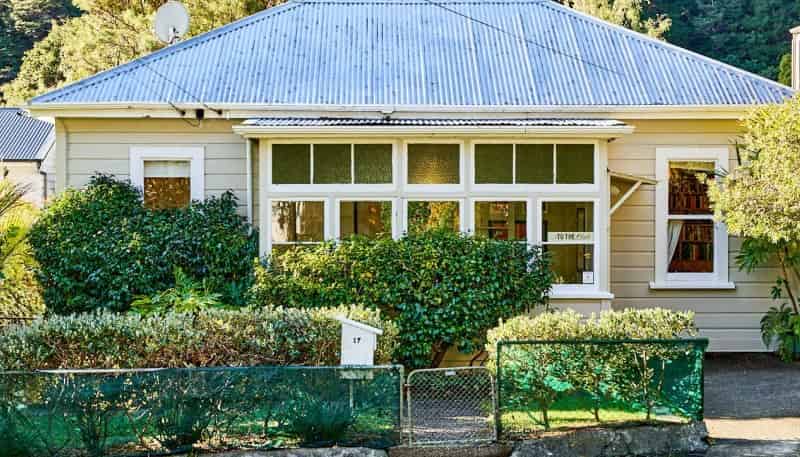 17 Moana Road, Days Bay, 