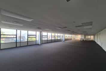 Well located New Lynn showroom & office 