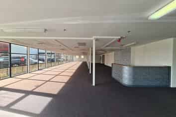 Well located New Lynn showroom & office 