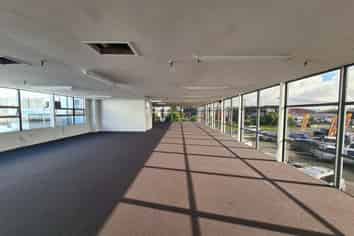 Well located New Lynn showroom & office 