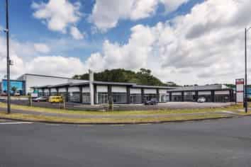 UNIT IN BUSY APOLLO RETAIL/SHOWROOM/OFFICE COMPLEX